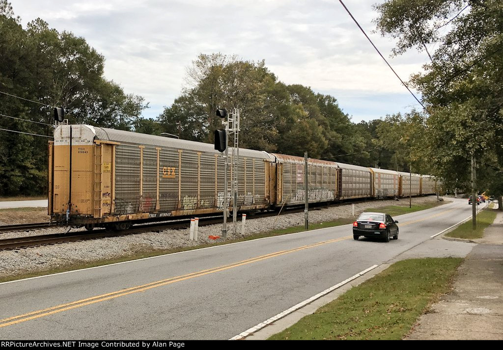 CSX TTGX 979543 at the tail end of a line of autoracks